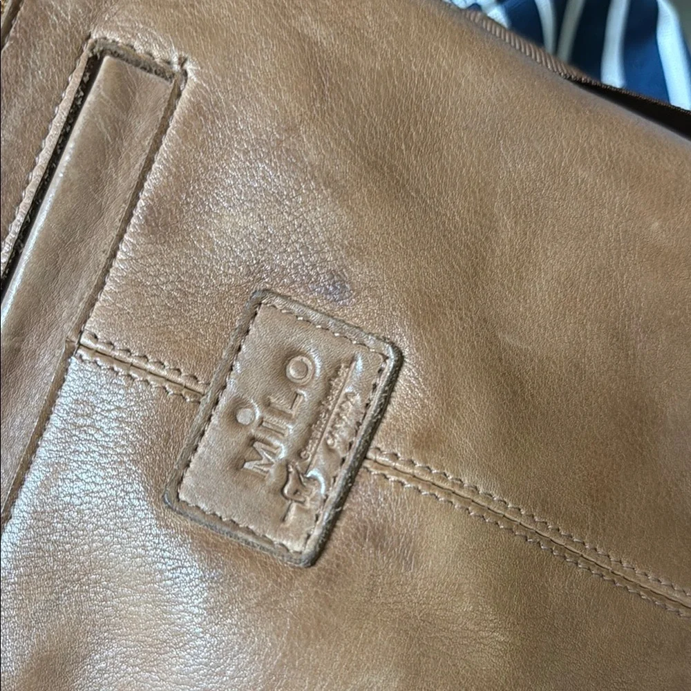 Classic Brown Leather Messenger Bag with Adjustable Strap